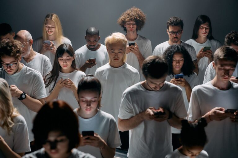 L&rsquo;impact des réseaux sociaux sur la communication moderne
