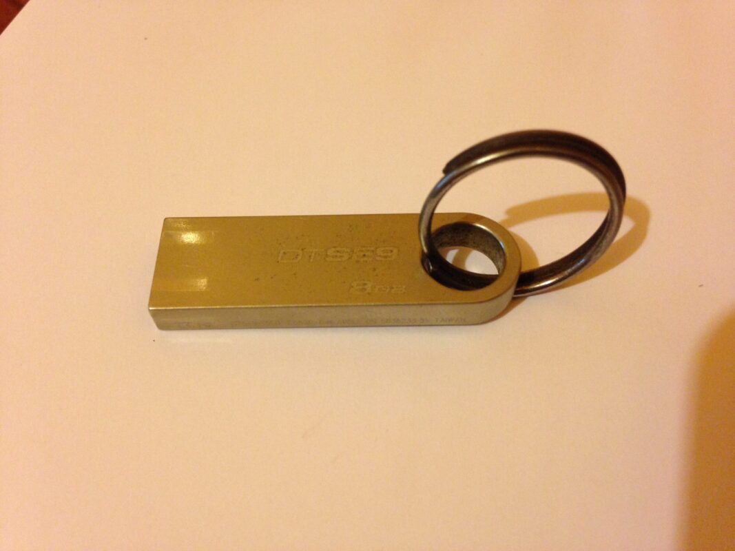 Clé USB chiffrée, puces douteuses et pièges à connaître