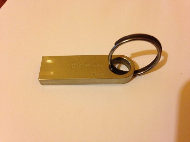 Clé USB chiffrée, puces douteuses et pièges à connaître