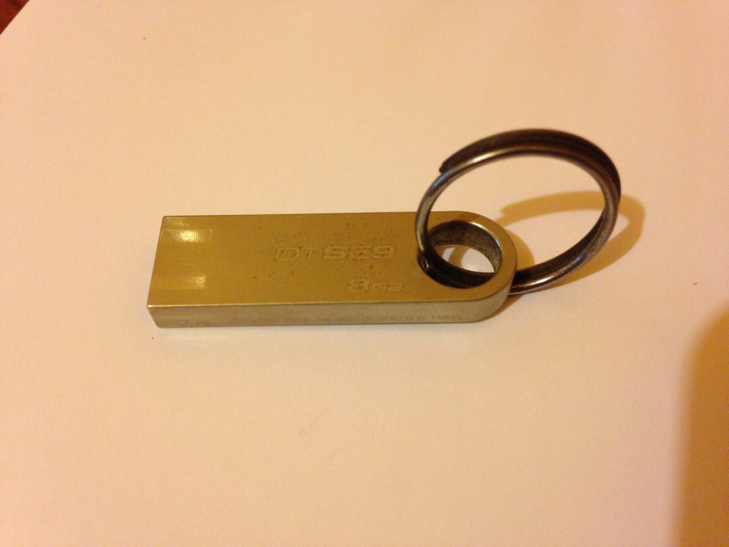 Clé USB chiffrée, puces douteuses et pièges à connaître