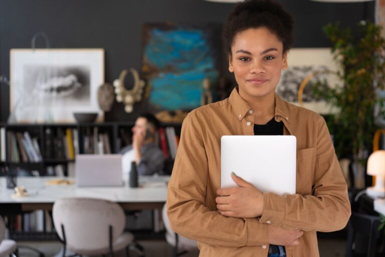 Les embauches de jeunes en CDI reculent dans les métiers les plus exposés à l’IA générative