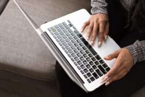 Cyberattaque contre e-votez : la commission de la primaire saisit l’ANSSI